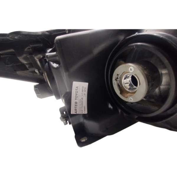 Farol Esquerdo Corolla 15 A 18. Peq Recuperação Na Garra.